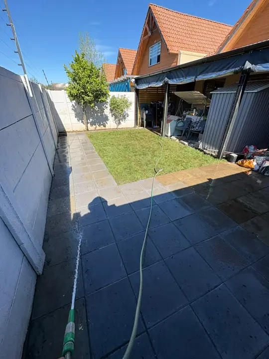 Patio con pastelones nuevos y pasto