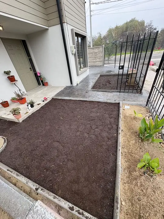 Terreno preparado y nivelado en una casa en construcción