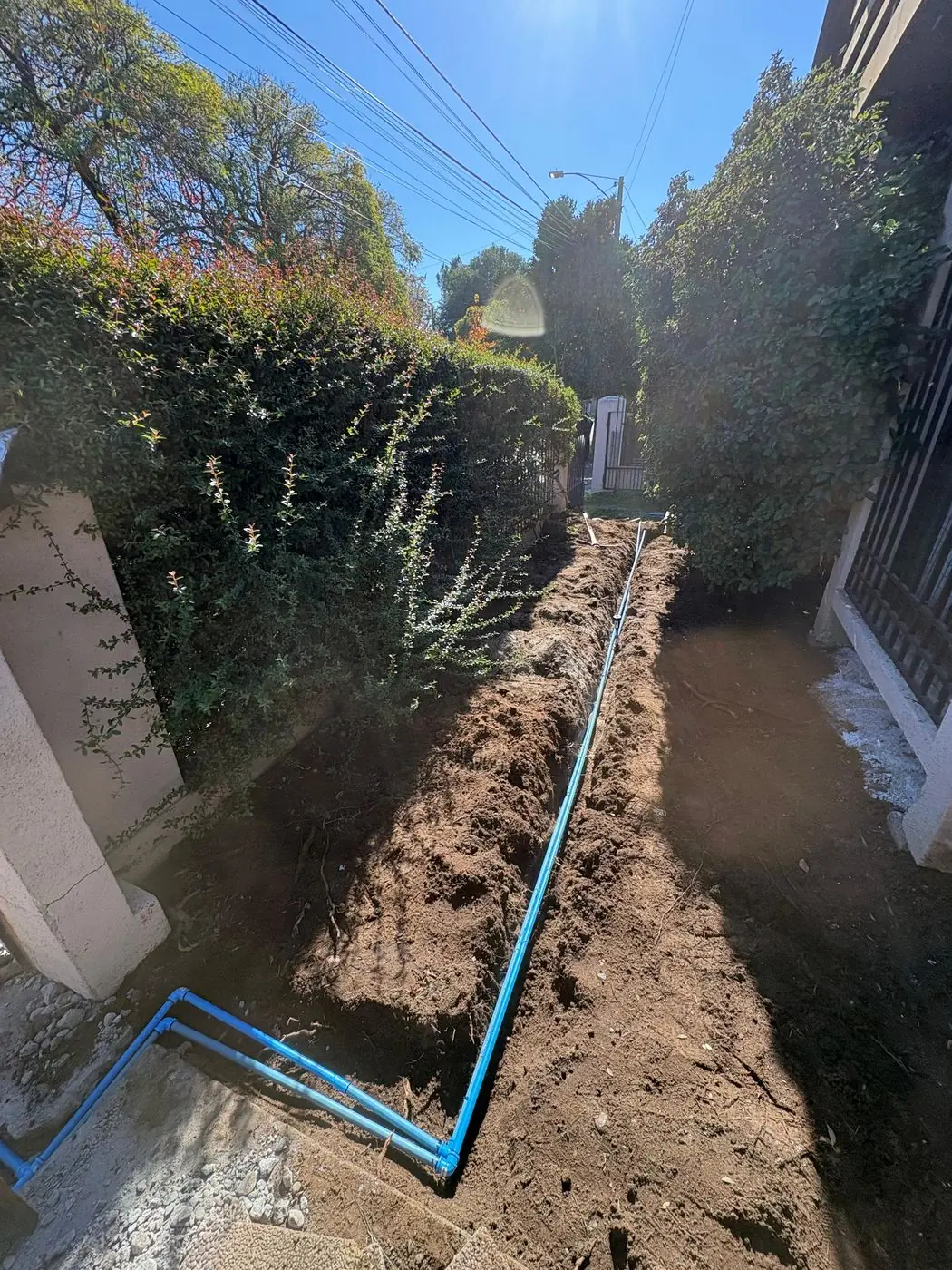 Zanja abierta con matriz de riego antes de instalar el césped