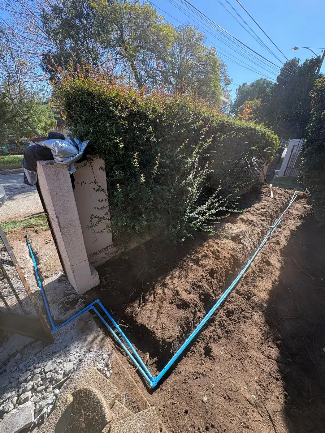 Zanjas con matriz de riego enterrada antes de instalar el césped